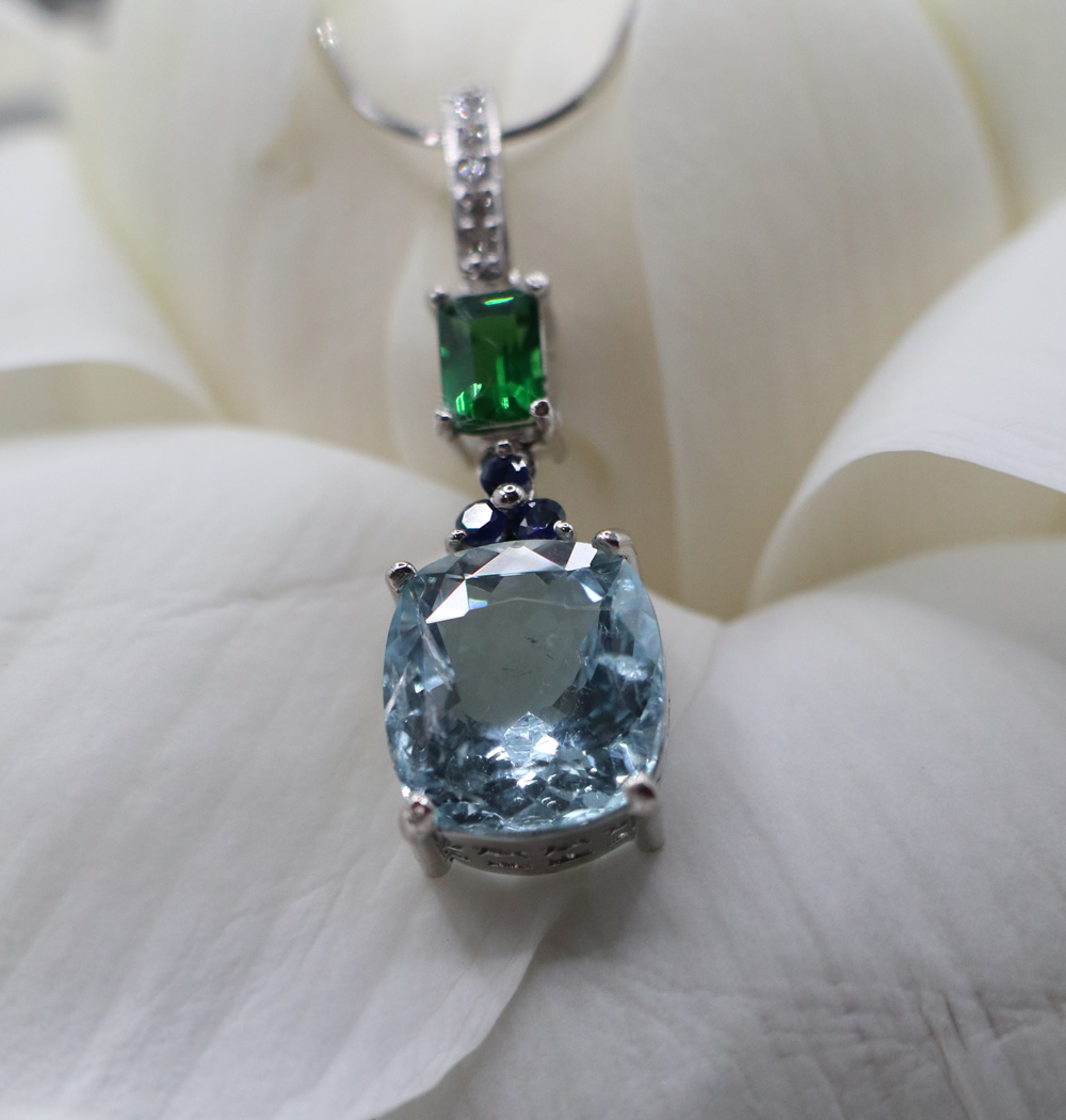 Aquamarine_tsvorite and Diamond pendant_Aviyanka_by_exorti_portFolio_image2