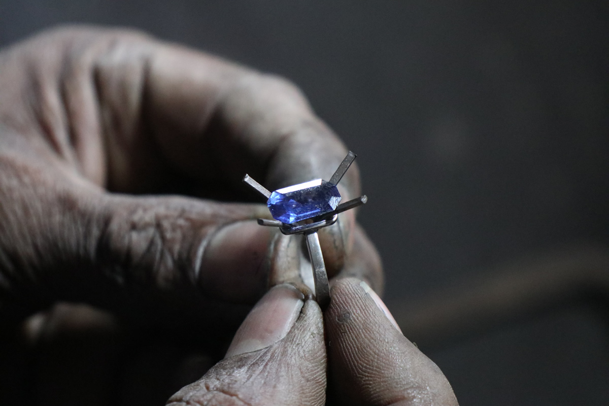 Rings by Aviyanka – Stunning Natural 2.5 carat Blue Sapphire and Diamond Solitaire Engagement Ring